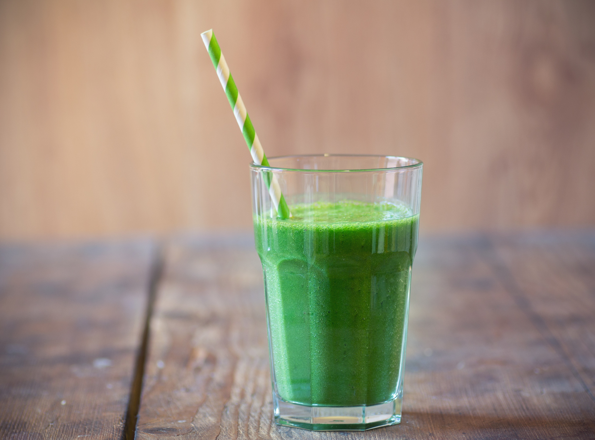 Стакан с зеленой водой. Зеленый сок. Зеленый напиток. Стакан с зеленым соком. Зеленый коктейль.